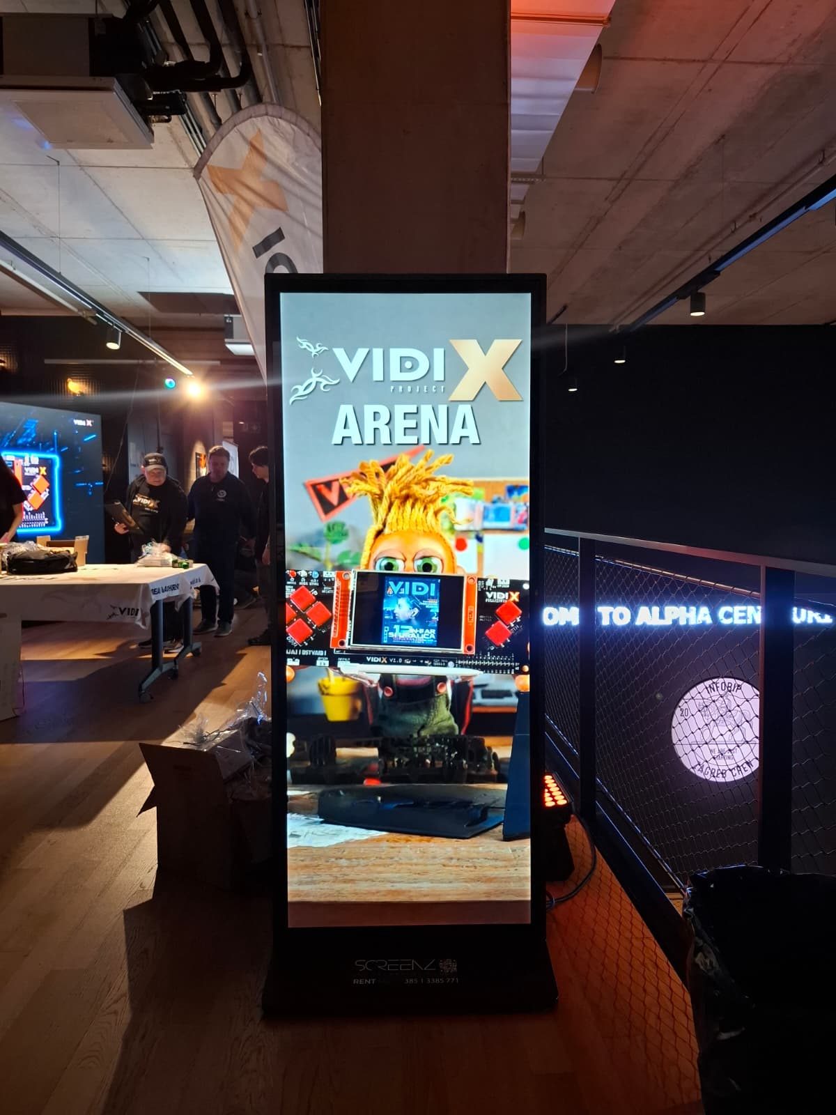 LCD Poster 4K 70", Samostojeći digitalni reklamni ekran